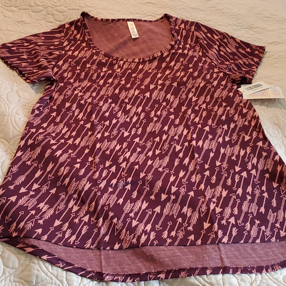 NWT MEDIUM LULAROE CLASSIC TEE ARROWS